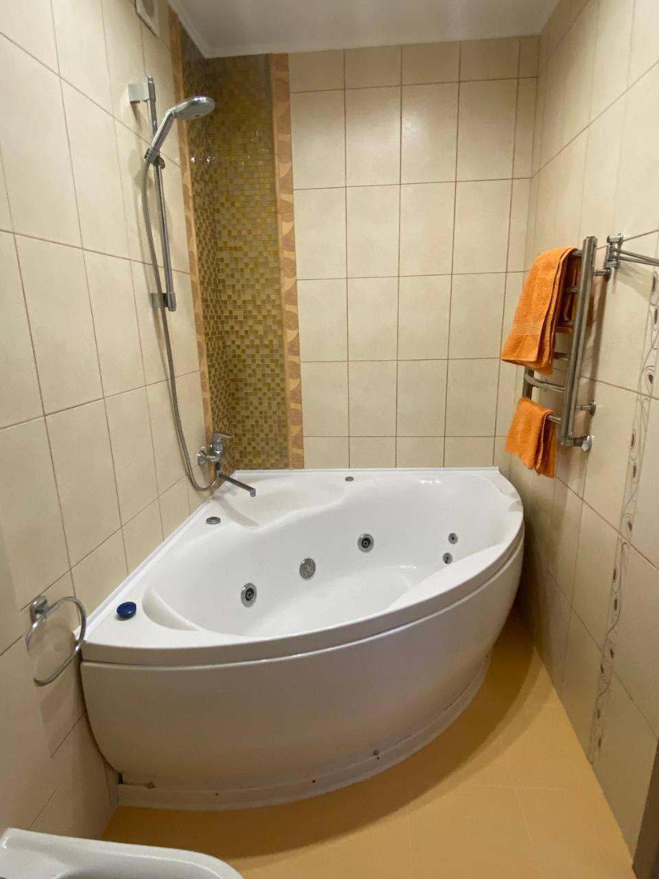 Apartpoltava Двокімнатні Апартаменти З Джакузі Біля Листопаду Екстериор снимка